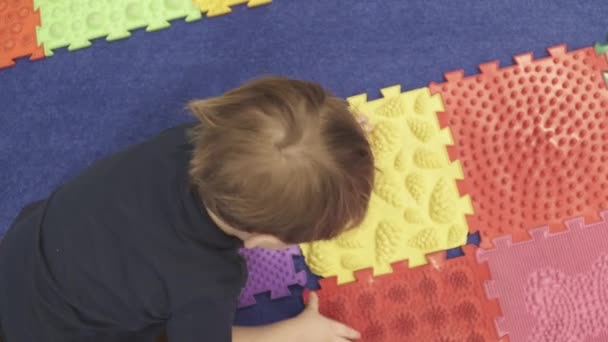 Kindervouwen orthopedische matten — Stockvideo