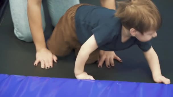 Mamma con figlio su un trampolino — Video Stock