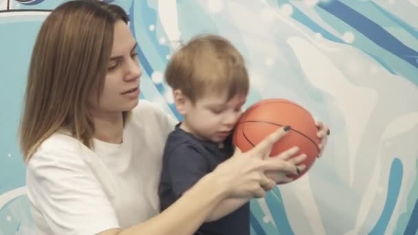 Mama uczy dziecko grać w koszykówkę — Wideo stockowe