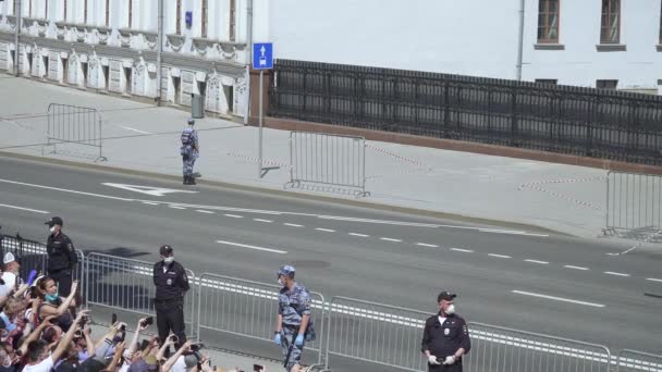 Espectadores y equipo militar viajando desde el desfile — Vídeo de stock