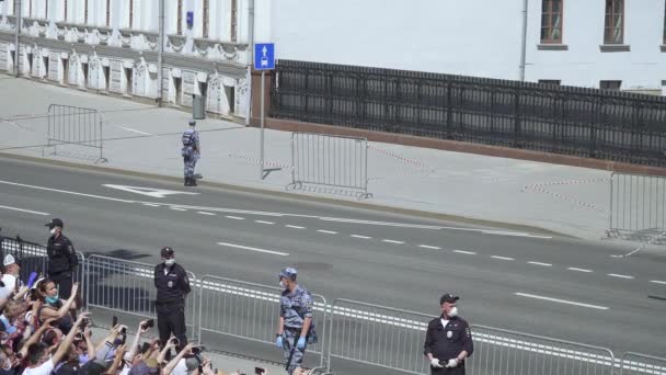 Espectadores y equipo militar viajando desde el desfile — Vídeos de Stock