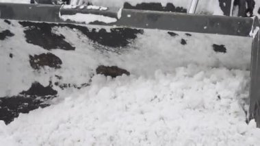 Moskova 'nın Yuzhnoye Butovo kentindeki yerleşim bölgesinde kar temizleyen bir kar temizleme aracının işi.