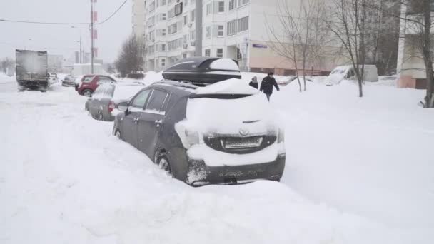 雪地覆盖的汽车 — 图库视频影像