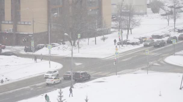 莫斯科尤兹诺耶 · 布托沃住宅区一场大雪中的一个繁忙的交叉口 — 图库视频影像