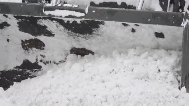 Il lavoro di un trattore spazzaneve per rimuovere la neve in una zona residenziale della città di Mosca Yuzhnoye Butovo — Video Stock