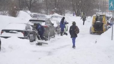 Moskova 'nın Yuzhnoye Butovo kentindeki yerleşim bölgesinde kar temizleyen bir kar temizleme aracının işi.