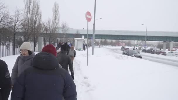 Route piétonne enneigée après de fortes chutes de neige dans un quartier résidentiel de Moscou Yuzhnoye Butovo — Video