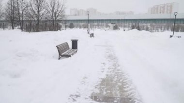 Moskova 'nın Yuzhnoye Butovo kentindeki bir yerleşim bölgesinde şiddetli bir kar yağışı sonrasında parkta yollar temizlendi.