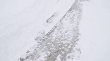 Moskova 'nın Yuzhnoye Butovo kentindeki bir yerleşim bölgesinde şiddetli bir kar yağışı sonrasında parkta yollar temizlendi.
