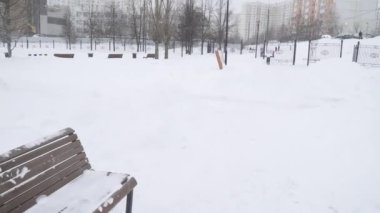 Moskova 'nın Yuzhnoye Butovo kentindeki bir yerleşim bölgesinde şiddetli bir kar yağışı sonrasında parkta yollar temizlendi.