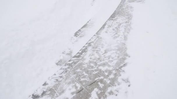 Senderos limpios en un parque después de una fuerte nevada en una zona residencial de la ciudad de Moscú Yuzhnoye Butovo — Vídeos de Stock