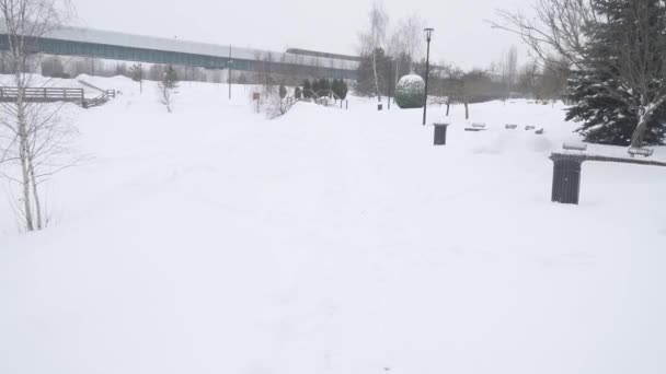 Sněhem pokrytá pěší cesta po silném sněžení v rezidenční čtvrti Moskvy Južnoye Butovo — Stock video