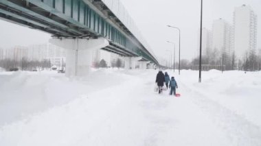 Moskova 'nın Yuzhnoye Butovo bölgesindeki yoğun kar yağışı sonrası parktaki metro hattı.