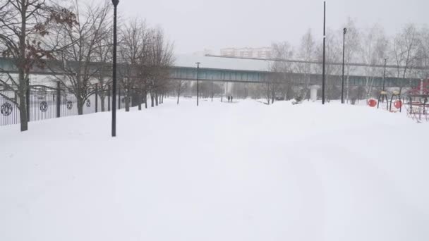 Ulitsa Gorchakova tunnelbanestation och gångväg efter tungt snöfall — Stockvideo