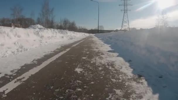 在莫斯科市的一个住宅区，一场大雪过后，清理了公园里的小径 — 图库视频影像