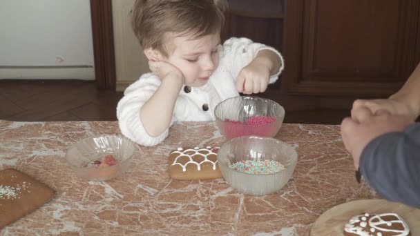 Rapaz na cozinha — Vídeo de Stock