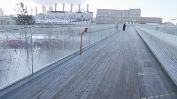 Pont qui monte en flèche dans le parc Zaryadye et une vue sur la centrale de Raushskaya — Video