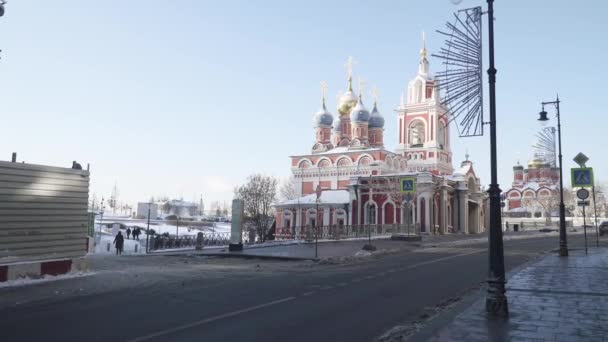Kyrkan St George den segerrika på Pskov Hill i Zaryadye efter ett tungt snöfall — Stockvideo