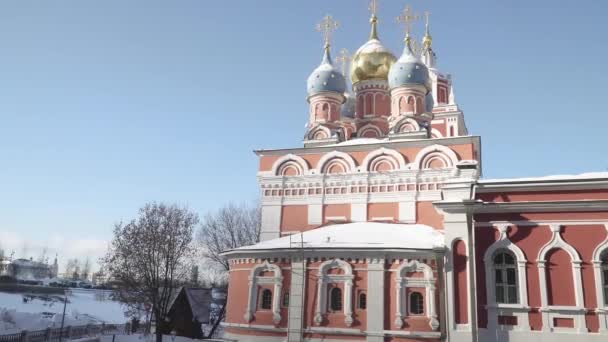 Igreja de São Jorge o Vitorioso na Colina de Pskov em Zaryadye depois de uma nevasca pesada — Vídeo de Stock
