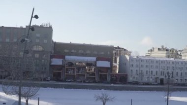 Zaryadye gözlem güvertesinden Raushskaya Embankment ve donmuş Moskova Nehri manzarası