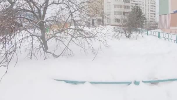 Детская площадка в парке после сильного снегопада в жилом районе Москвы Южное Бутово — стоковое видео