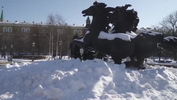 Empat kompleks air mancur kuda di Lapangan Manezhnaya setelah hujan salju lebat — Stok Video