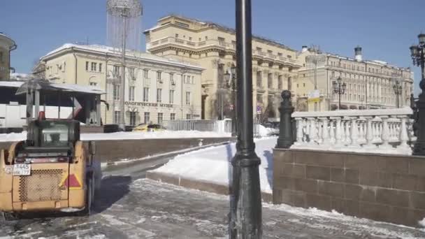 Schneeräumung durch Arbeiter und Traktor auf dem Manegenplatz nach starkem Schneefall — Stockvideo