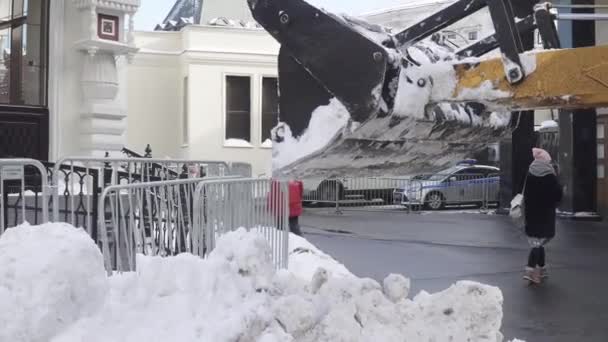 Sneeuw verwijderen door werknemers en een tractor op Manezhnaya Square na een zware sneeuwval — Stockvideo