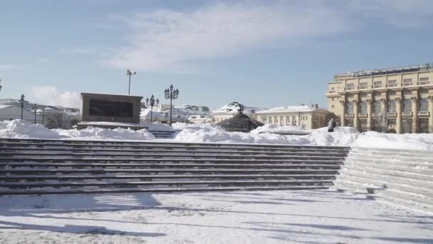 Salju membersihkan Manezhnaya Square setelah hujan salju lebat — Stok Video