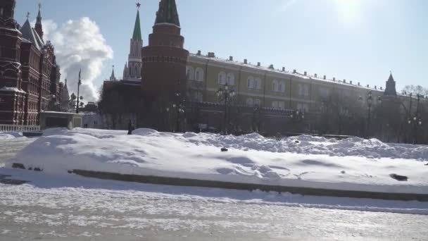 Dômes enneigés du centre commercial Okhotny Ryad et sentiers pédestres dégagés de neige surplombant le Kremlin depuis le côté du jardin Alexander — Video