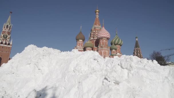 Blick auf die Basilius-Kathedrale und den Kreml nach heftigen Schneefällen von der Seite des Zaryadye-Parks — Stockvideo