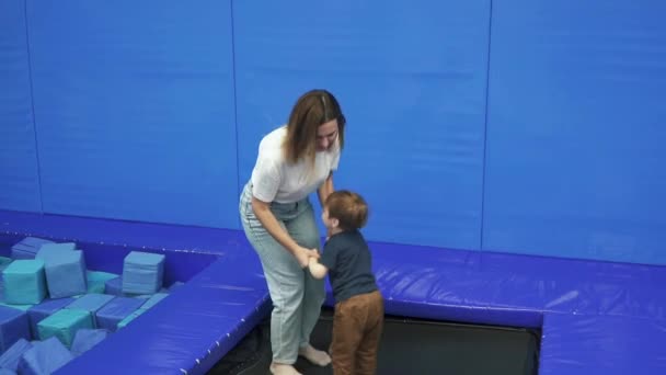 Mamá con hijo en un trampolín — Vídeos de Stock
