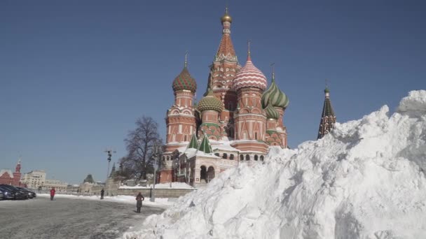 View of St. Basils Cathedral and the Kremlin after heavy snowfall from the side of Zaryadye Park — Stock Video