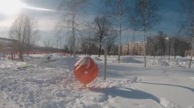 Moskova 'nın Yuzhnoye Butovo yerleşim bölgesinde şiddetli bir kar yağışı sonrasında parktaki çocuk parkı