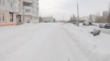 Moskova 'nın Yuzhnoye Butovo kentindeki bir yerleşim bölgesinde şiddetli bir kar yağışı sonrasında parkta yollar temizlendi.