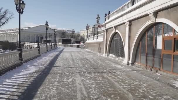 Het gebied in de voorkant van fast food restaurants op Manezhnaya Square na een zware sneeuwval — Stockvideo