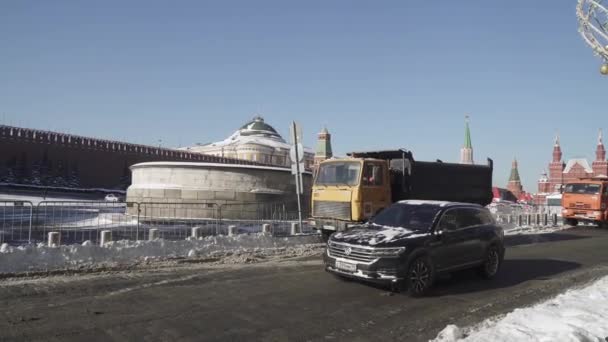 Vista de la Catedral de St. Basilio el Bendito y el Kremlin después de una fuerte nevada del lado de Vasilyevsky Spusk — Vídeo de stock