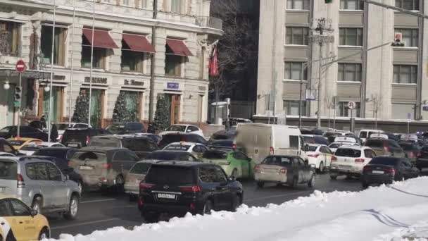 Kemacetan lalu lintas dekat restoran Dr. Zhivago setelah hujan salju lebat — Stok Video