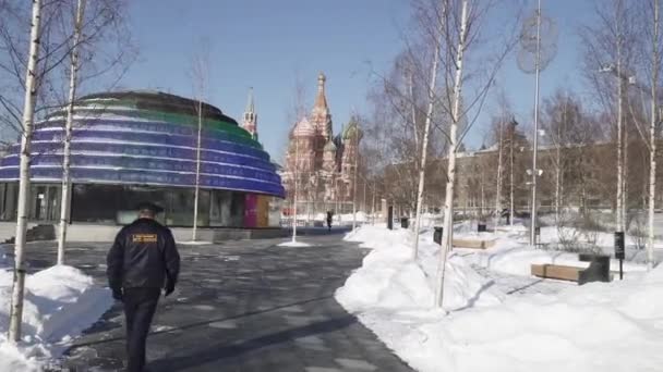 Kilátás a Szent Bazilika katedrális és a Kreml után nehéz hóesés oldaláról Zaryadye Park — Stock videók