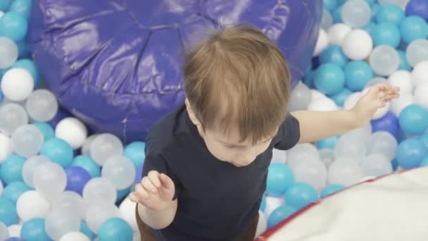 Дитина в басейні з повітряними кулями — стокове відео