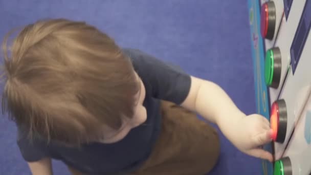 Το παιδί πατάει πλήκτρα σε ένα μουσικό — Αρχείο Βίντεο