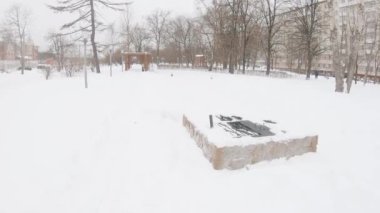 Yuzhnoye Butovo yerleşim bölgesinde yoğun kar yağışı sonrasında tahta pergola