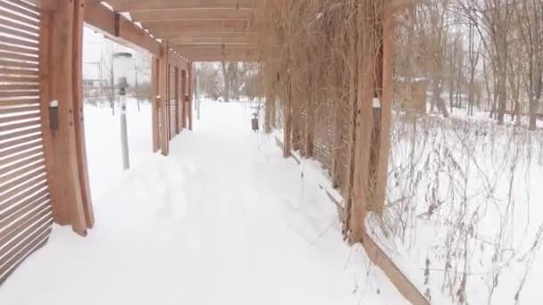 Trä pergola efter tungt snöfall i Yuzhnoye Butovo bostadsområde — Stockvideo