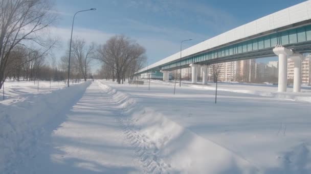 在莫斯科尤兹诺耶 · 布托沃住宅区一场大雪之后，公园里的一列地面地铁 — 图库视频影像