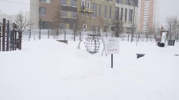 Parco giochi per bambini in un parco dopo una forte nevicata in una zona residenziale di Mosca Yuzhnoye Butovo — Video Stock