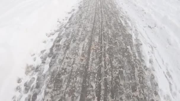 大雪过后，人行道上干净的鞋印 — 图库视频影像