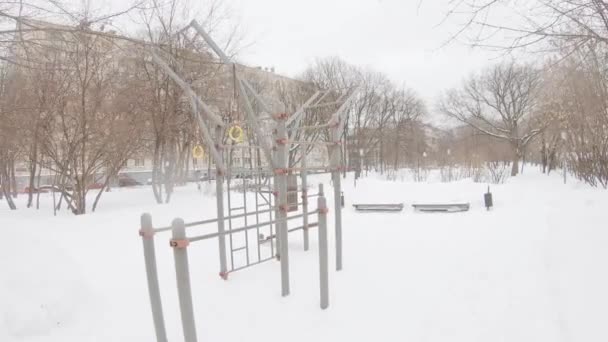 Campo de deportes después de fuertes nevadas en la zona residencial Yuzhnoye Butovo — Vídeos de Stock