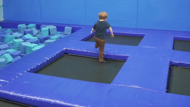 Criança em trampolins — Vídeo de Stock