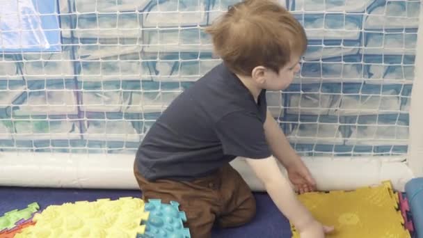 A gyermek ortopédiai szőnyeget hajtogat — Stock videók