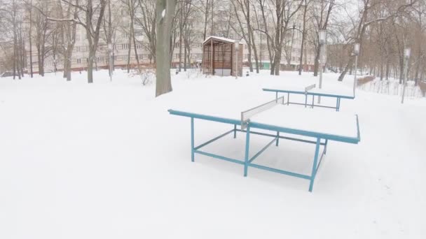 Lapangan olahraga setelah salju lebat turun di daerah pemukiman Yuzhnoye Butovo — Stok Video